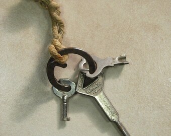 Lote de 3 chaves vintage, conjunto antigo de três chaves de tamanhos mistos, chaves colecionáveis de aço enferrujado, lote de chaves minúsculas, chaves Steampunk, chaves antigas