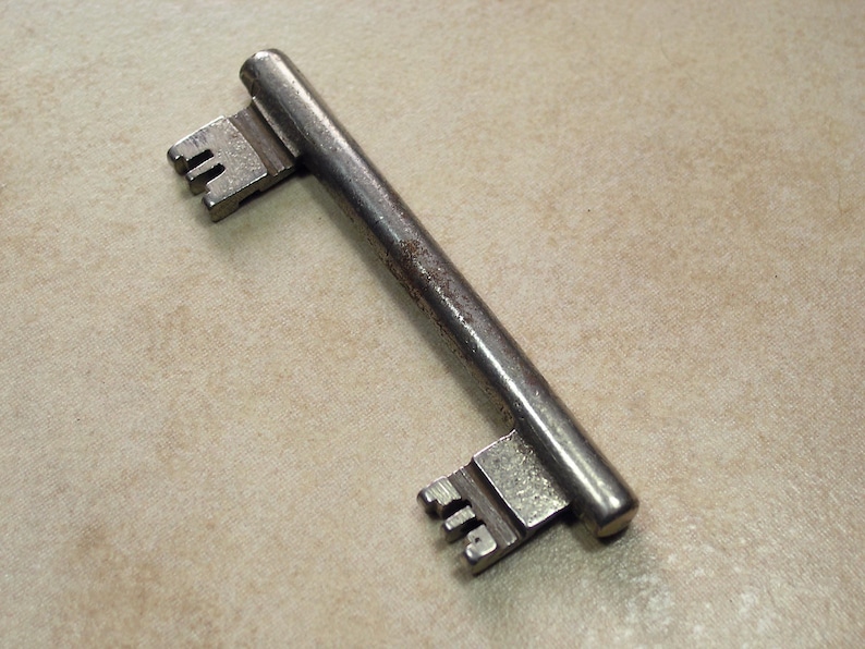 Dubbelzijdige sleutel, stalen geforceerde vergrendelingssleutel, antieke Berliner sleutel, vintage Berliner sleutel, sleutel uit Berlijn Duitsland afbeelding 1