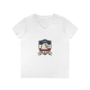 Adlerschild 4. Juli T-Shirt | T-Shirt mit V-Ausschnitt