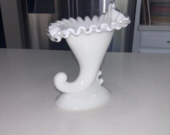 Portavelas antiguo de cristal opalino con forma de cornucopia de Fenton Silver Crest