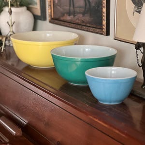 Vintage Pyrex Primary Colors Mixing Bowls Set (Yellow, Green, Blue) MCM USA