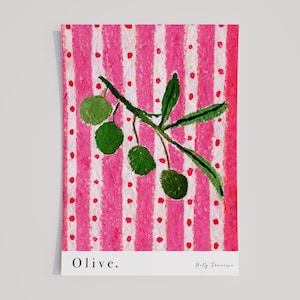 Puede incluir: Una pintura de acuarela de una rama de olivo con aceitunas verdes sobre un fondo a rayas rosa y blanco con lunares blancos. La pintura est&aacute; firmada "Holly Emmerson" y titulada "Olive."