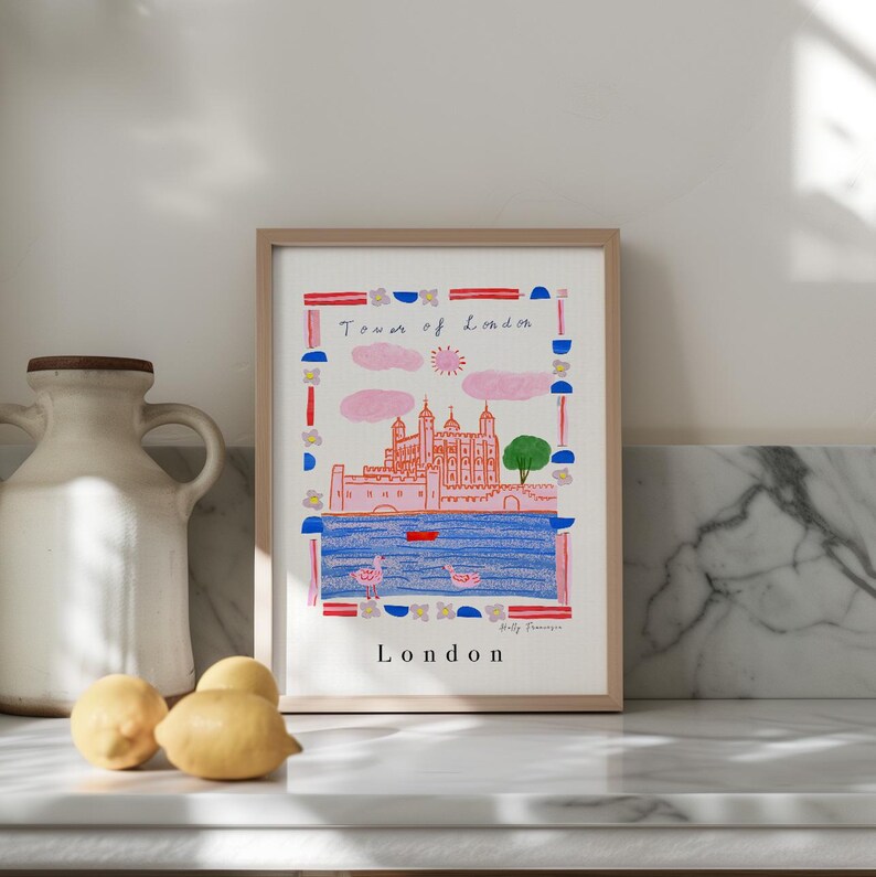 Puede incluir: Una ilustraci&oacute;n enmarcada de la Torre de Londres, un castillo rosa con agua azul y flamencos rosas. La ilustraci&oacute;n est&aacute; rodeada por un borde colorido con el texto "Town of London" y "London" en la parte inferior.