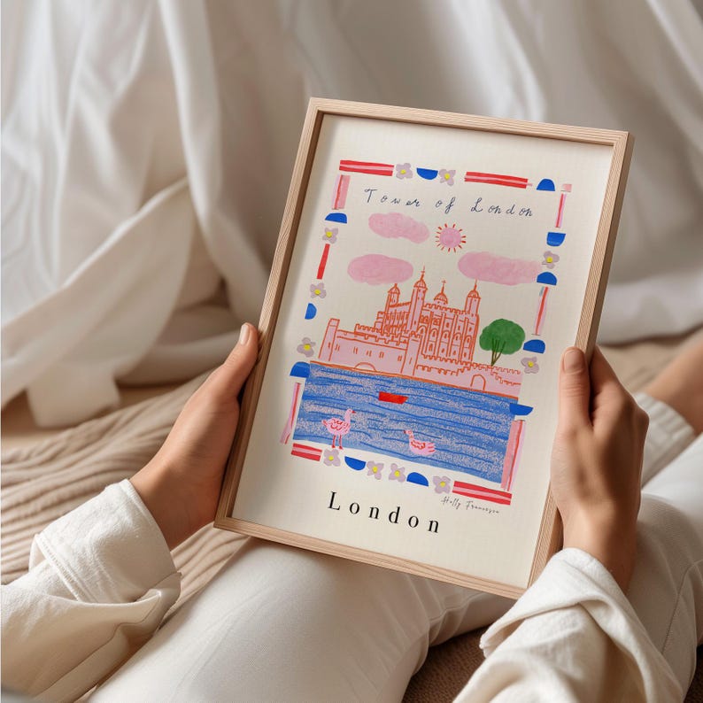 Puede incluir: Una ilustraci&oacute;n enmarcada de la Torre de Londres, un castillo rosa con agua azul y flamencos rosas. La ilustraci&oacute;n est&aacute; rodeada por un borde colorido con flores, c&iacute;rculos y rayas. El texto "Tower of London" y "London" est&aacute; escrito en azul y rojo. La firma del artista est&aacute; en la esquina inferior derecha.
