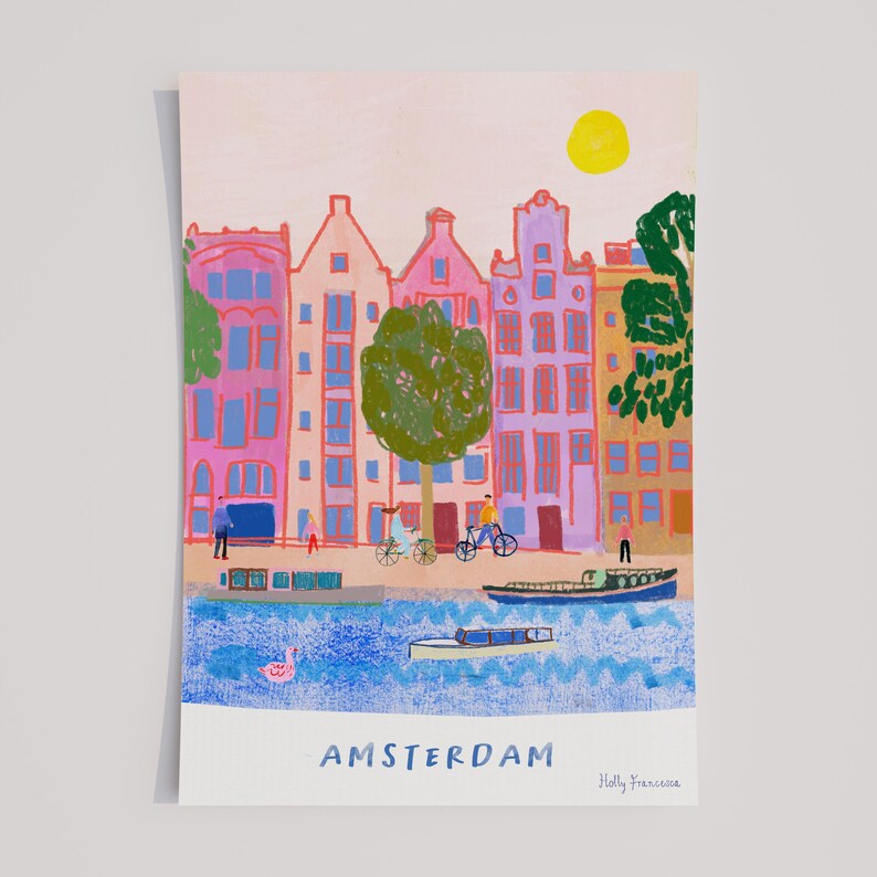 K&ouml;nnte beinhalten: Eine farbenfrohe Illustration einer Kanalszene in Amsterdam. Das Bild zeigt eine Reihe von rosa, lila und gelben Geb&auml;uden mit gr&uuml;nen B&auml;umen und einer strahlend gelben Sonne. Menschen gehen und fahren mit dem Fahrrad entlang des Kanals, und ein Boot schwimmt auf dem Wasser. Der Text "AMSTERDAM" steht am unteren Rand des Bildes.