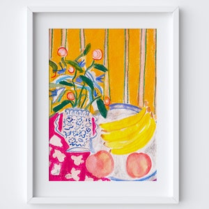 Op de afbeelding: Een stilleven met een blauwe en witte keramische vaas met een boeket roze bloemen en groene bladeren. De vaas staat op een roze en witte tafelkleed met een bord gele bananen en roze perziken.