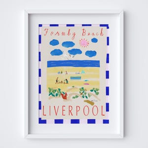 Puede incluir: Una impresión artística enmarcada que representa una escena de playa en Formby Beach, Liverpool. La ilustración muestra un día soleado con cielo azul, nubes y un sol rosa. Se ven personas en la playa y una ardilla roja.