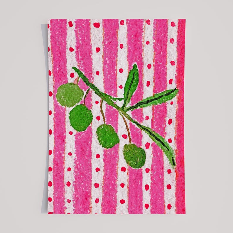 Puede incluir: Una pintura de acuarela de una rama de olivo verde con cuatro aceitunas sobre un fondo a rayas rosa y blanco.