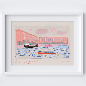 Könnte beinhalten: Eine farbenfrohe Illustration der Liverpooler Uferpromenade mit rosafarbenen Gebäuden, einem blauen Himmel mit Wolken und mehreren Booten im Wasser. Der Text "Liverpool" ist unten in der Abbildung in Rot geschrieben.