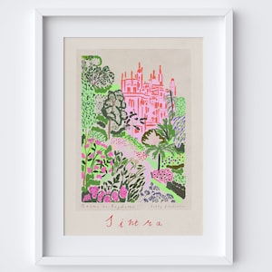 Puede incluir: Una ilustración rosa y verde de un castillo en Sintra, Portugal. El castillo está rodeado de árboles y flores. El texto "A Pena da Regaleira" y "Holly Francesca" están en la parte superior de la imagen. El texto "Sintra" está en la parte inferior de la imagen.