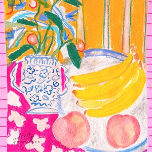 Op de afbeelding: Een aquarel schilderij van een stilleven met een blauwe en witte keramische kan, een bord met gele bananen en twee roze perziken. De achtergrond is een gele en roze gestreepte muur.