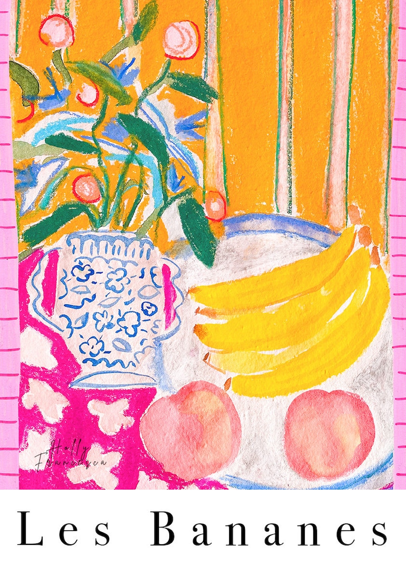Op de afbeelding: Een aquarel schilderij van een stilleven met een blauwe en witte keramische kan, een bord met gele bananen en twee roze perziken. De achtergrond is een gele en roze gestreepte muur.