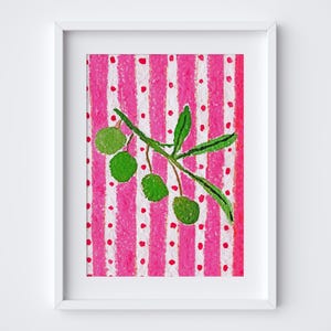 Puede incluir: Una pintura de acuarela de una rama de olivo verde con cinco aceitunas sobre un fondo de rayas rosa y blancas con lunares blancos.