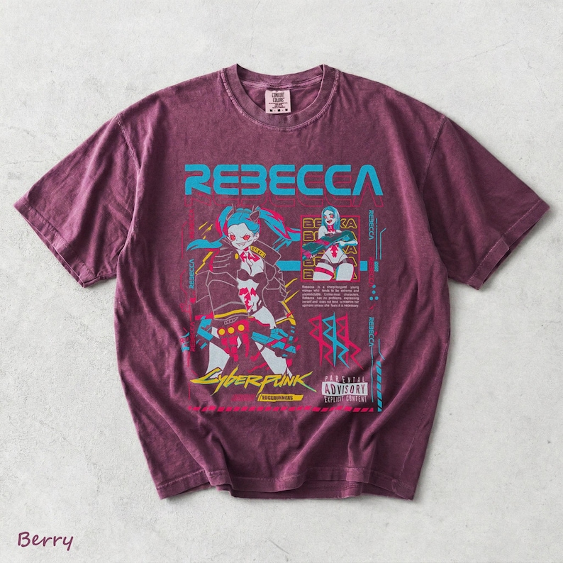 K&ouml;nnte beinhalten: Ein beerenfarbenes Kurzarm-T-Shirt mit einem Grafikdruck der Figur Rebecca aus Cyberpunk Edgerunners. Das Design enth&auml;lt den Text REBECCA, CYBERPUNK, EDGERUNNERS sowie ein wei&szlig;es Parental Advisory Explicit Content-Etikett.
