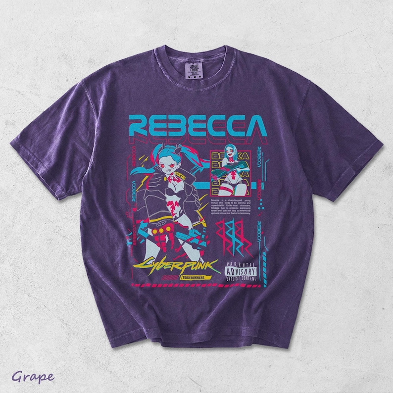 K&ouml;nnte beinhalten: Ein traubenfarbenes T-Shirt mit einem Grafikdruck der Figur Rebecca aus Cyberpunk Edgerunners. Das Design enth&auml;lt den Namen REBECCA in gro&szlig;en cyanfarbenen Buchstaben, ein Parental Advisory Explicit Content-Label und verschiedene neonfarbene Akzente.