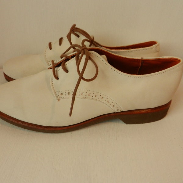 Vintage Oxfords- Ladies Shoes- Lace up suede shoes- Cream/White/Eggshell size 6.5