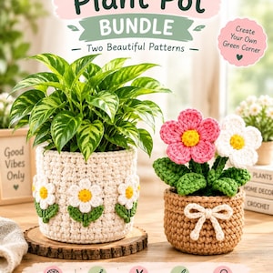 Op de afbeelding: Een haakset voor plantenpotten met twee patronen. Een crèmekleurige pot met witte en gele bloemen en een beige pot met een strik en roze en witte bloemen. De tekst bevat "Crochet Plant Pot BUNDLE" en "Yarn Required".