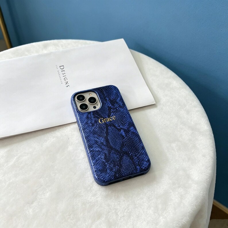 Niestandardowe skórzane etui na telefon z nadrukiem w kolorze złotym i inicjałem Pythona, spersonalizowana luksusowa obudowa telefonu z fakturą węża Niebieski