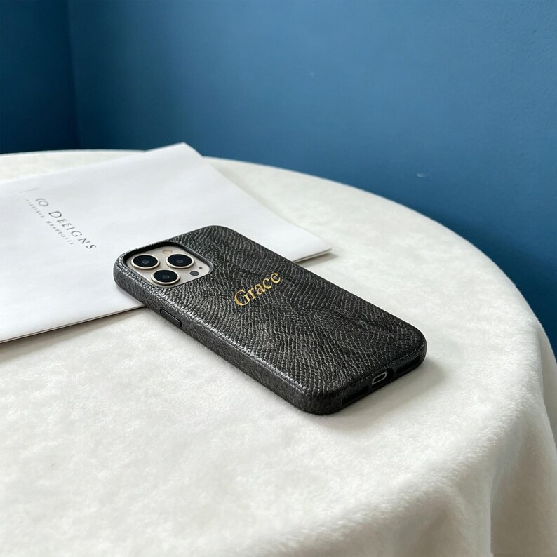 Niestandardowe skórzane etui na telefon z nadrukiem w kolorze złotym i inicjałem Pythona, spersonalizowana luksusowa obudowa telefonu z fakturą węża Czarny