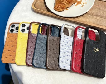 Etui na telefon z inicjałem i teksturą strusia, spersonalizowane etui na telefon z monogramem, luksusowe skórzane etui na telefon, spersonalizowane etui na telefon na prezent