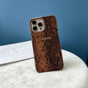 Niestandardowe skórzane etui na telefon z nadrukiem w kolorze złotym i inicjałem Pythona, spersonalizowana luksusowa obudowa telefonu z fakturą węża Brązowy