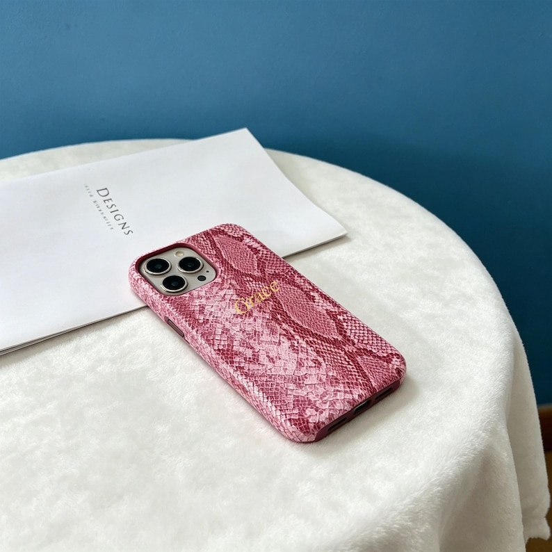 Niestandardowe skórzane etui na telefon z nadrukiem w kolorze złotym i inicjałem Pythona, spersonalizowana luksusowa obudowa telefonu z fakturą węża Różowy