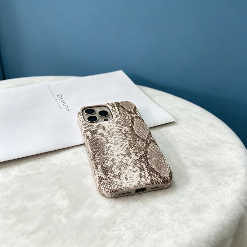 Niestandardowe skórzane etui na telefon z nadrukiem w kolorze złotym i inicjałem Pythona, spersonalizowana luksusowa obudowa telefonu z fakturą węża Biały