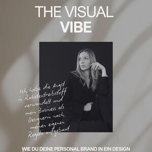 May include: A grayscale promotional image with the text "THE VISUAL VIBE" at the top. A woman in a black blazer is in the center, with handwritten text in German. The bottom text reads, "WIE DU DEINE PERSONAL BRAND IN EIN DESIGN ÜBERSETZT, DAS NACH 5-STELLIGEN MONATEN AUSSIEHT."
