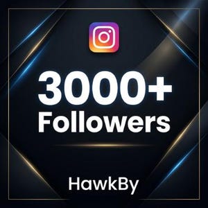 Può includere: Una grafica quadrata con il logo di Instagram in alto, il testo bianco 3000+ Followers al centro e il testo bianco HawkBy in basso, il tutto su uno sfondo scuro con accenti di luce dorati e blu negli angoli.