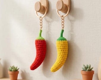 Schema PDF per portachiavi a forma di peperoncino all'uncinetto, ciondolo amigurumi per borsa, tutorial facile per principianti con foto, 5 lingue, simpatico ciondolo a forma di verdura da regalare