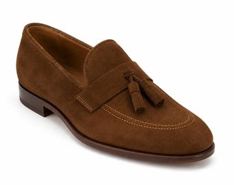 Bruna herrloafers i mocka med tofsar – slip-on-skor med mockatå