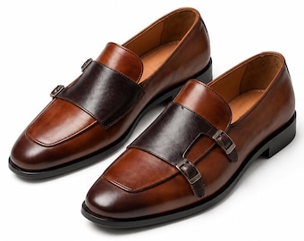 Mocasines de hombre bicolor marrón con doble hebilla y puntera de piel.