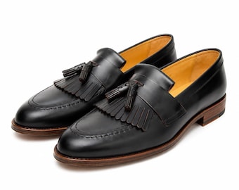 Mocasines con borlas para hombre - Mocasines Kiltie de cuero negro hechos a mano para hombre con borlas y suela de cuero.