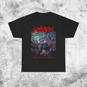Pode incluir: Camiseta preta com o nome da banda "Suffocation" em vermelho, acima de um gráfico de uma cena de batalha. O texto "effigy of the forgotten" está abaixo do gráfico em vermelho. A camiseta é feita de um material macio.