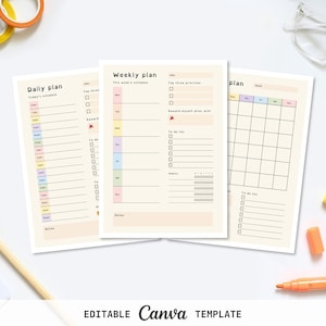 Puede incluir: Tres planificadores de papel rectangulares con fondo crema y detalles en tonos pastel. Los planificadores incluyen secciones etiquetadas como Daily plan, Weekly plan y una cuadrícula mensual. Cada hoja contiene casillas de verificación, horarios y espacio para notas.