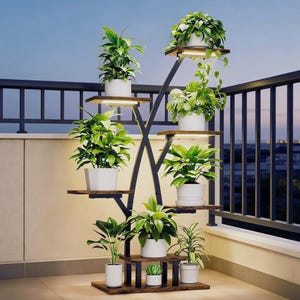 Puede incluir: Un soporte para plantas alto de metal negro con múltiples estantes de madera dispuestos en forma de ramas. El soporte sostiene diez plantas verdes en macetas de varios tamaños. Varios estantes cuentan con luces LED integradas que iluminan las plantas.