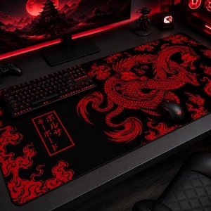 Puede incluir: Alfombrilla de ratón para juegos negra y roja con un diseño de dragón rojo. La alfombrilla tiene un fondo negro con llamas rojas y texto japonés. También se ven un teclado y un ratón iluminados en rojo.