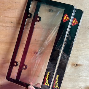 Cadre de plaque d'immatriculation Superman (lot de 2) - Composite de qualité supérieure - Fabriqué au Canada - Designs personnalisés disponibles + 4 vis de montage