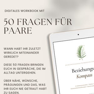 Könnte beinhalten: Ein digitales Arbeitsbuch mit dem Titel 50 FRAGEN FÜR PAARE auf einem Tablet-Bildschirm. Der Text enthält WANN HABT IHR ZULETZT WIRKLICH MITEINANDER GEREDET? und DIESE 50 FRAGEN BRINGEN EUCH IN GESPRÄCHE. Das Tablet zeigt den Titel Beziehungs-Kompass.