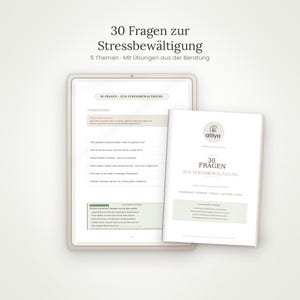 Könnte beinhalten: Ein digitales Tablet mit einem Dokument namens 30 Fragen zur Stressbewältigung mit 5 Themen, daneben eine gedruckte Broschüre mit demselben Titel und dem atliya-Logo. Die Seiten enthalten deutschen Text, Fragenlisten und Übungen.