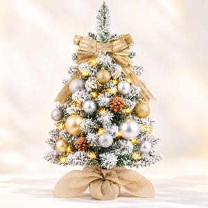60 cm grote, met kunstsneeuw bedekte mini-kerstboom met lichtjes, 60 cm hoge tafelkerstboom, gouden strik, ornamenten, dennenappels en jute voet, kerstdecoratie voor thuis