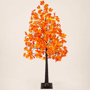 Peut inclure: Un arbre décoratif artificiel doté d'un tronc et de branches texturés brun foncé, ornés de nombreuses feuilles en forme d'érable aux teintes orange, rouge et jaune, illuminées par de petites lumières intégrées dans le feuillage.