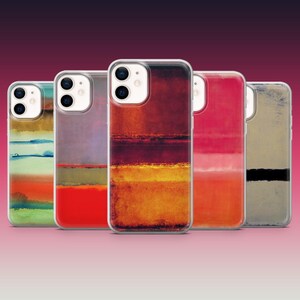 以下が含まれることがあります： 横一列に並んだ5つのスマートフォンケース。それぞれ水平なカラーバンドを用いたユニークな抽象デザインが施されています。緑、青、オレンジの水彩風ストライプ、深みのある赤と金のグラデーション、そしてニュートラルなベージュの色調が含まれています。