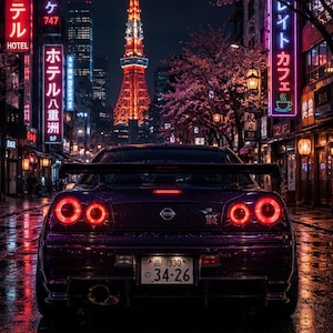 Può includere: Un'auto sportiva viola con fanali posteriori rotondi è parcheggiata su una strada bagnata di notte. Insegne al neon in giapponese e la Tokyo Tower illuminata sono visibili sullo sfondo. La targa dice "品川330 の34-26".
