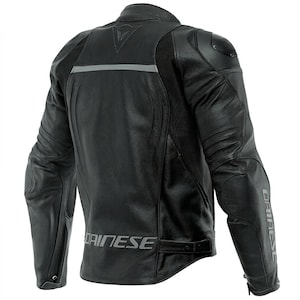 K&ouml;nnte beinhalten: Schwarze Motorradjacke aus Leder mit einem reflektierenden Streifen &uuml;ber dem oberen R&uuml;cken. Die Jacke hat ein Dainese-Logo auf dem R&uuml;cken und am &Auml;rmel. Die Jacke hat gepolsterte Schultern und Ellbogen zum Schutz.