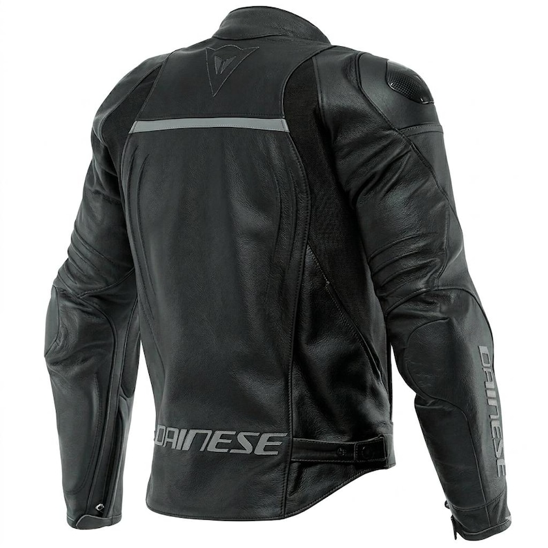 K&ouml;nnte beinhalten: Schwarze Motorradjacke aus Leder mit einem reflektierenden Streifen &uuml;ber dem oberen R&uuml;cken. Die Jacke hat ein Dainese-Logo auf dem R&uuml;cken und am &Auml;rmel. Die Jacke hat gepolsterte Schultern und Ellbogen zum Schutz.
