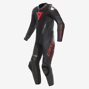 Puede incluir: Traje de carreras de motociclismo negro con detalles en rojo. El traje muestra la marca "DAINESE" en rojo en los brazos y las piernas, y un logotipo rojo en el pecho. Tiene protecciones en rodillas y hombros.
