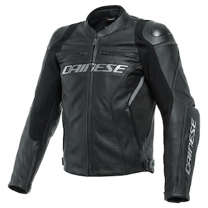 K&ouml;nnte beinhalten: Schwarze Motorradjacke aus Leder mit dem Markennamen "DAINESE" in silbernen Buchstaben auf der Brust und den &Auml;rmeln. Die Jacke hat einen Rei&szlig;verschluss, gepolsterte Schultern und schwarze Mesh-Eins&auml;tze. Ein klassisches Motorradbekleidungsst&uuml;ck.