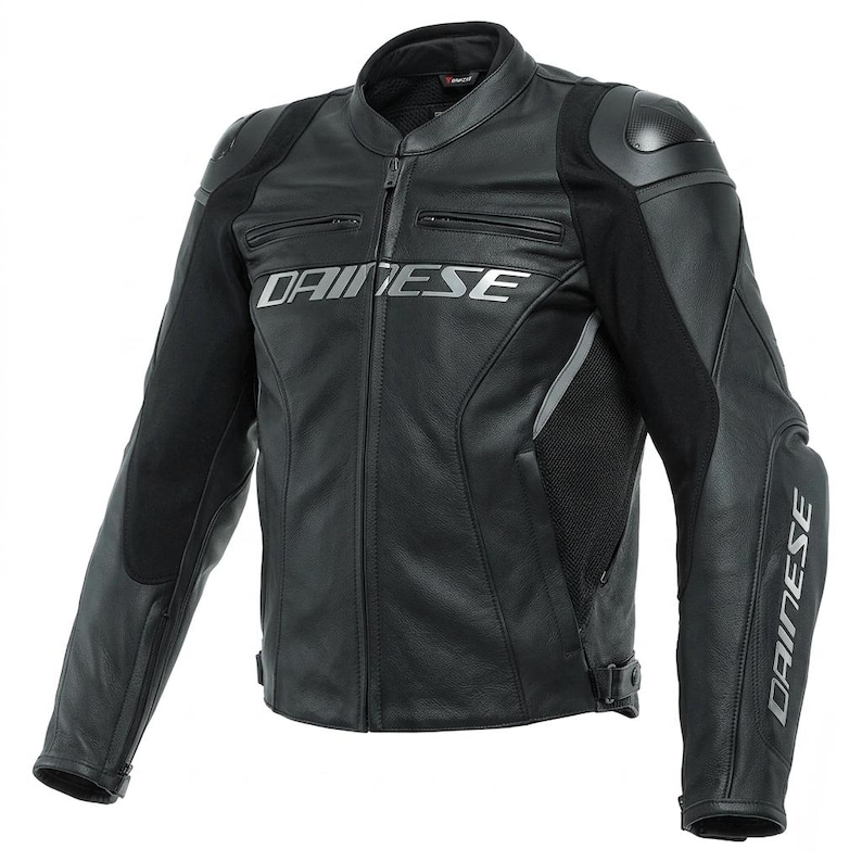 K&ouml;nnte beinhalten: Schwarze Motorradjacke aus Leder mit dem Markennamen "DAINESE" in silbernen Buchstaben auf der Brust und den &Auml;rmeln. Die Jacke hat einen Rei&szlig;verschluss, gepolsterte Schultern und schwarze Mesh-Eins&auml;tze. Ein klassisches Motorradbekleidungsst&uuml;ck.
