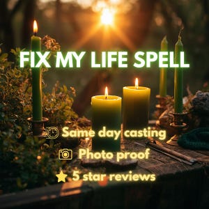 Könnte beinhalten: Vier grüne Kerzen in Metallhaltern auf einer Holzoberfläche mit dem Text FIX MY LIFE SPELL, Same day casting, Photo proof und 5 star reviews. Die Kerzen brennen und strahlen einen warmen Schein vor einem verschwommenen Hintergrund aus.
